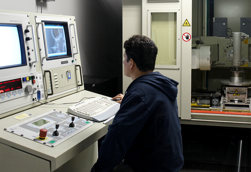 Travailleur utilisant des machineries précises
